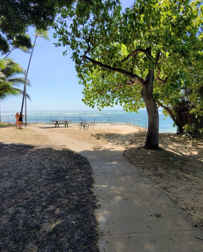 ダイヤモンドヘッド一周ウォーキング